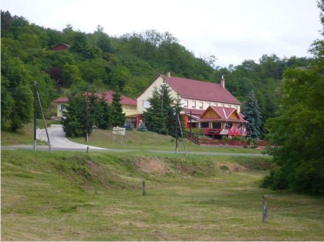 Fenyves Fogado Hotel Szurdokpuspoki Exterior photo